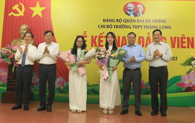 Lãnh đạo Thành ủy Hà Nội và Quận ủy Hai Bà Trưng chúc mừng hai đảng viên trẻ Trường trung học phổ thông Thăng Long.