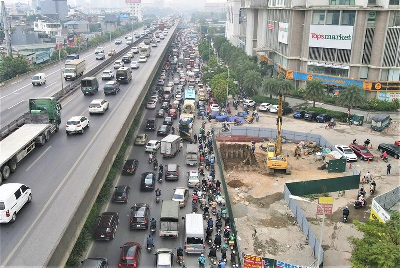 Dự án hệ thống xử lý nước thải Yên Xá thành phố Hà Nội đang thi công và quây tôn trên đường Nguyễn Xiển.