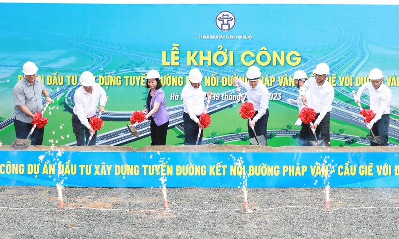 Các đại biểu thực hiện động thổ khởi công dự án đầu tư xây dựng tuyến đường kết nối Pháp Vân - Cầu Giẽ với đường Vành đai 3.