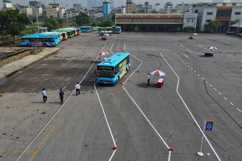 Các lái xe buýt tham gia phần thi thực hành với độ khó cao.