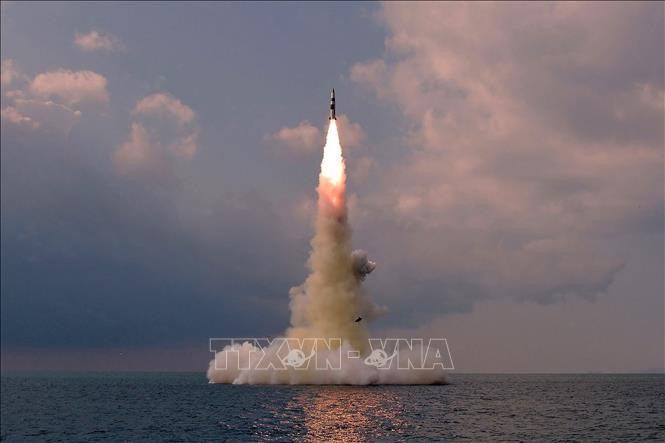 Một vụ phóng thử tên lửa đạn đạo kiểu mới từ tàu ngầm tại một địa điểm bí mật ở Triều Tiên. Ảnh minh họa: AFP/TTXVN