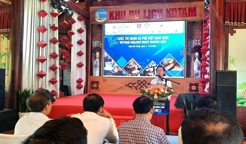 Chủ tịch Hiệp hội cà-phê Buôn Ma Thuột Trịnh Đức Minh phát biểu khai mạc cuộc thi rang cà-phê Việt Nam 2022. 