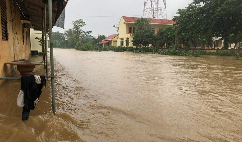 Nước sông Kiến Giang tràn bờ nhấn chìm các vùng dân cư bên sông.