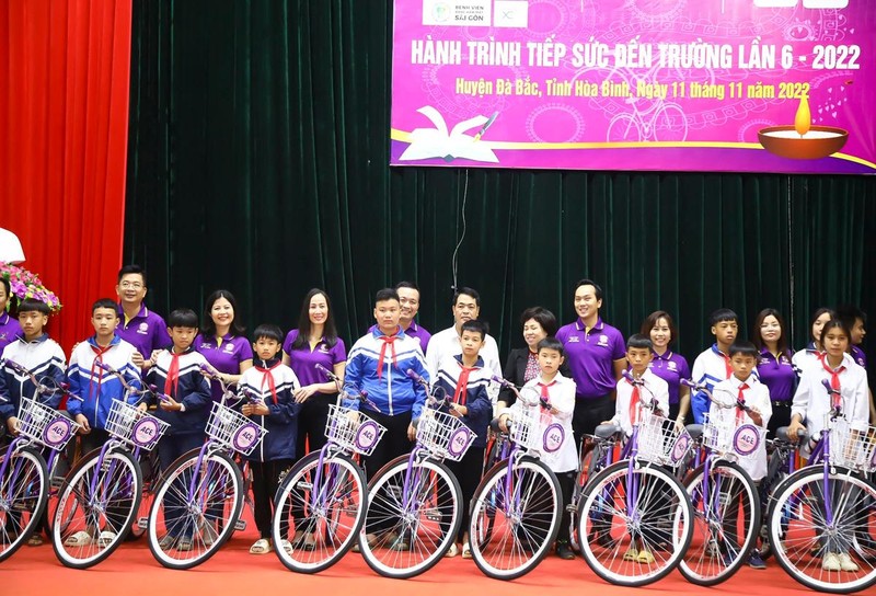 Câu lạc bộ ACE tặng xe tại huyện Đà Bắc.