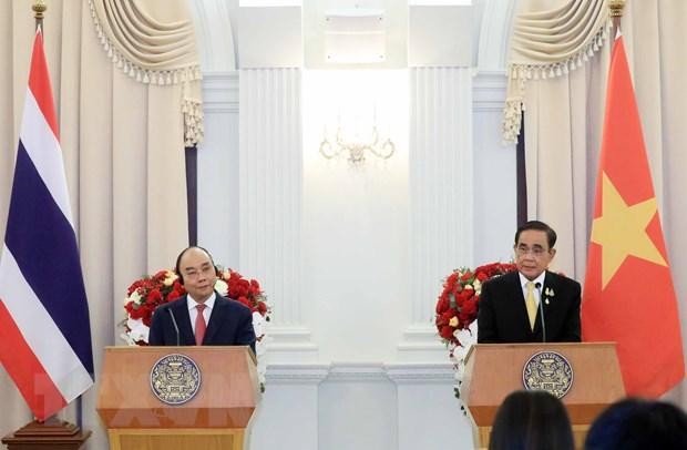 Chủ tịch nước Nguyễn Xuân Phúc và Thủ tướng Vương quốc Thái Lan Prayut Chan-o-cha gặp gỡ báo chí. (Ảnh: Thống Nhất/TTXVN)