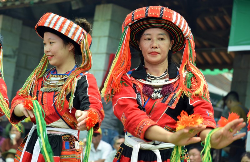 Thiếu nữ Pà Thẻn xinh tươi trong trang phục truyền thống của dân tộc.