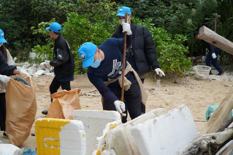 Các tình nguyện viên dọn sạch rác thải trên bãi biển.