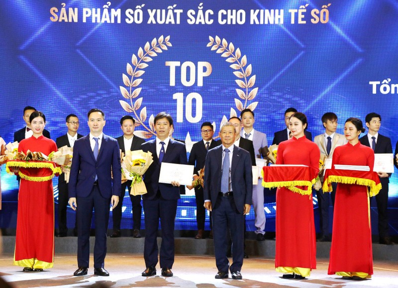 Ông Thái Thành Nam - Giám đốc Trung tâm Sản xuất thiết bị đo điện tử Điện lực miền Trung nhận giải thưởng top 10 sản phẩm kinh tế số.