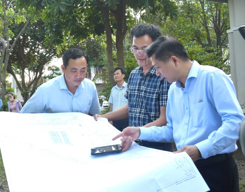 Bí thư Thành ủy Bà Rịa Trần Văn Tuấn (ngoài cùng bên phải) khảo sát tiến độ đo đạc Dự án đầu tư xây dựng Đường bộ cao tốc Biên Hòa-Vũng Tàu (giai đoạn 1) đoạn qua xã Tân Hưng, TP Bà Rịa.