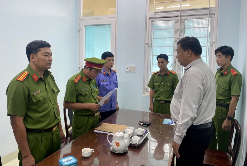 Các cơ quan chức năng huyện Hàm Thuận Nam thi hành Lệnh bắt bị can Nguyễn Anh Phong (mặc thường phục).