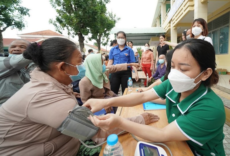 Bác sĩ tại các bệnh viện ở Thành phố Hồ Chí Minh khám bệnh cho bà con có hoàn cảnh khó khăn huyện Đức Hòa, tỉnh Long An.