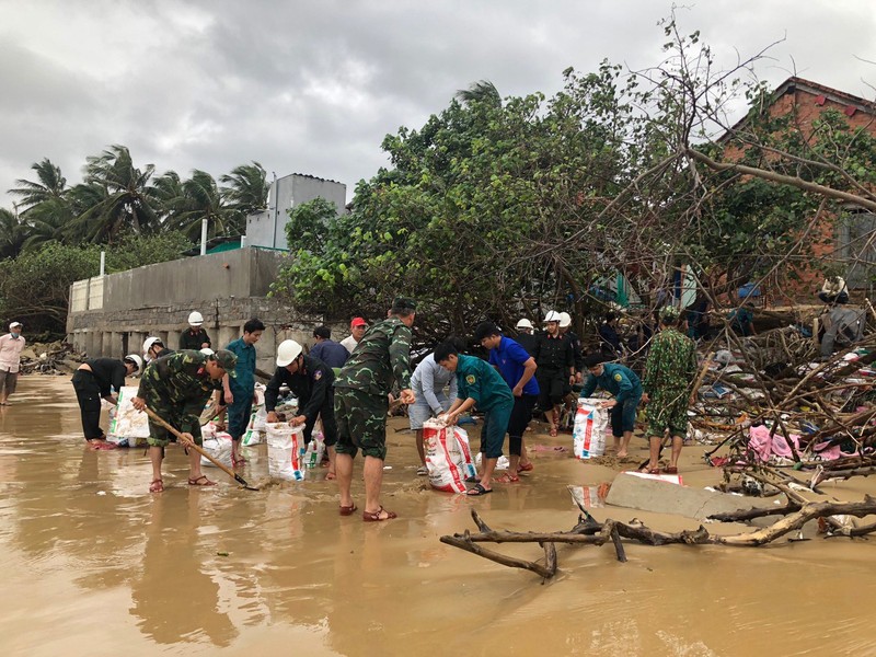 Các lực lượng cảnh sát cơ động, công an Phú Yên và quân sự huyện Tuy An hỗ trợ giúp dân khắc phục thiệt hại do triều cường.
