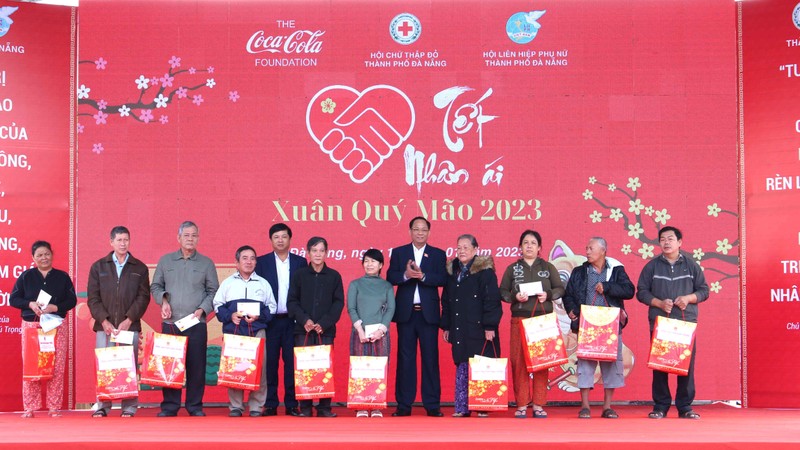 Phó Chủ tịch Quốc hội Trần Quang Phương trao quà cho hộ dân có hoàn cảnh khó khăn bị thiệt hại do thiên tai năm 2022.