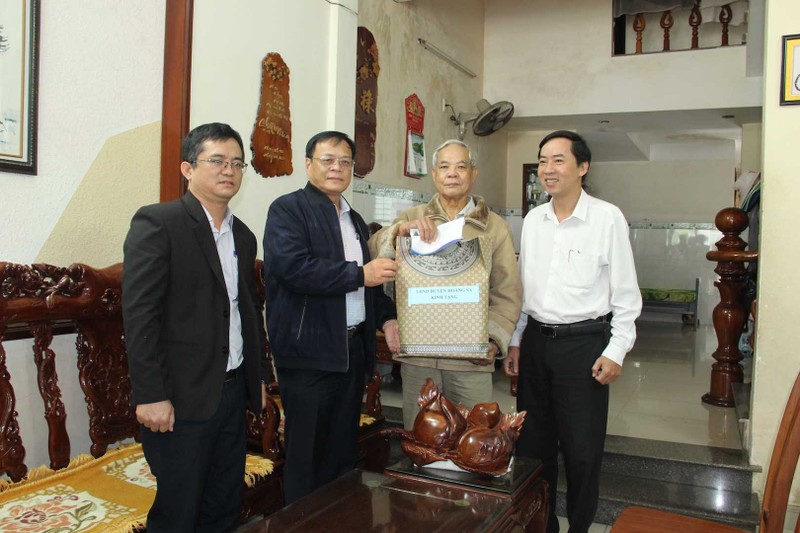 Lãnh đạo huyện đảo Hoàng Sa, thành phố Đà Nẵng thăm gia đình nhân chứng Hoàng Sa Nguyễn Văn Cúc.