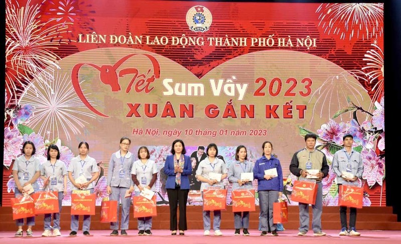 Phó Bí thư Thường trực Thành ủy Nguyễn Thị Tuyến trao quà và vé xe về quê đón Tết cho công nhân lao động.