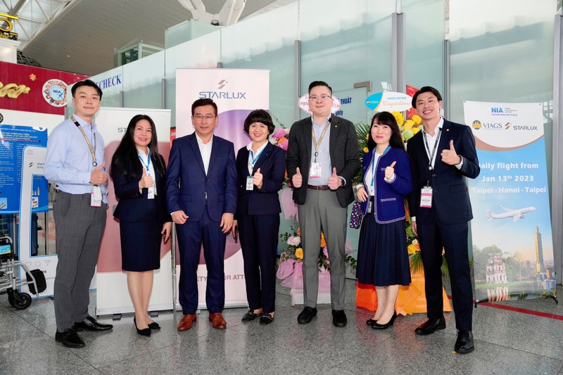 Bà Nguyễn Thị Kim Ngân - Phó Giám đốc Cảng HKQT Nội Bài cùng các cán bộ chúc mừng hãng hàng không Starlux.