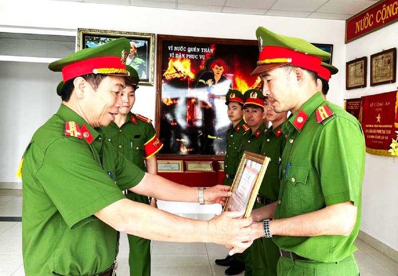 Lãnh đạo Công an tỉnh Đắk Lắk khen thưởng các tập thể, cá nhân Cảnh sát Phòng cháy chữa cháy và cứu nạn cứu hộ tham gia cứu nạn.