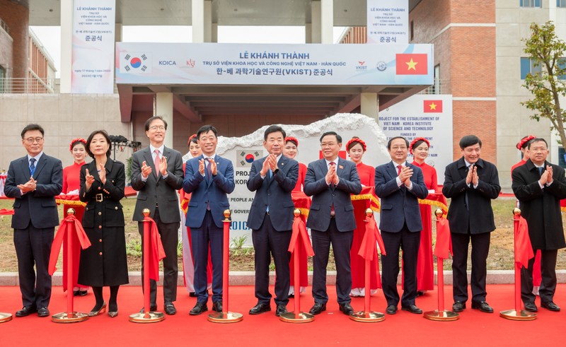 Chủ tịch Quốc hội Vương Đình Huệ, Chủ tịch Quốc hội Hàn Quốc Kim Jin Pyo và các đại biểu thực hiện nghi thức khánh thành trụ sở của VKIST. 