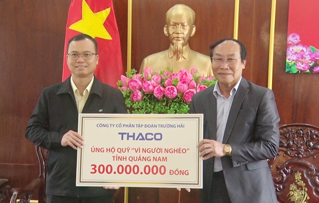 Đại diện THACO trao biểu trưng 300 triệu đồng tặng Quỹ “Vì người nghèo” tỉnh Quảng Nam.