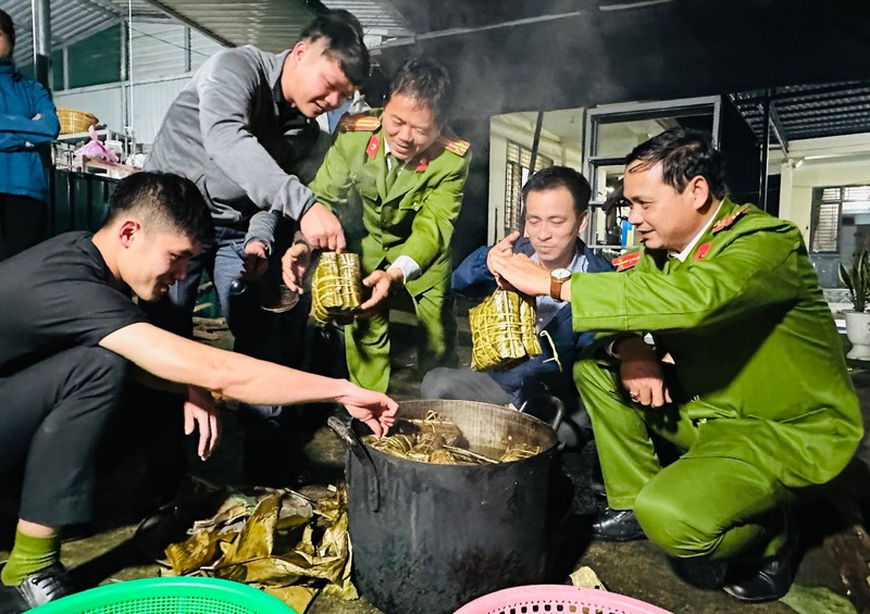 Cán bộ, chiến sĩ công an huyện Sơn Tây gói và nấu bánh chưng dành tặng cho học sinh nghèo.