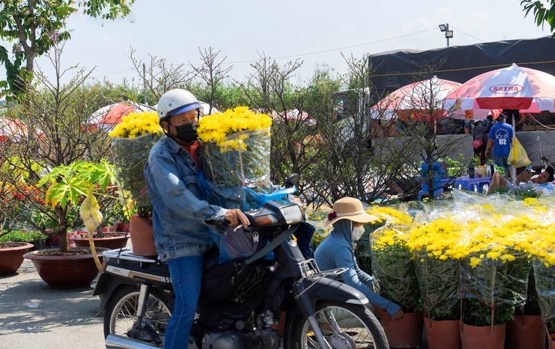 Người dân mua hoa chơi Tết tại chợ Hoa xuân Bình Điền 2023 trong chiều 17/1. Ảnh: CTV