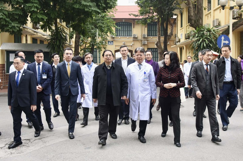 Thủ tướng Phạm Minh Chính thăm, chúc Tết cán bộ, y bác sĩ, nhân viên y tế, người bệnh đang điều trị tại Bệnh viện Hữu nghị Việt Đức (Hà Nội).