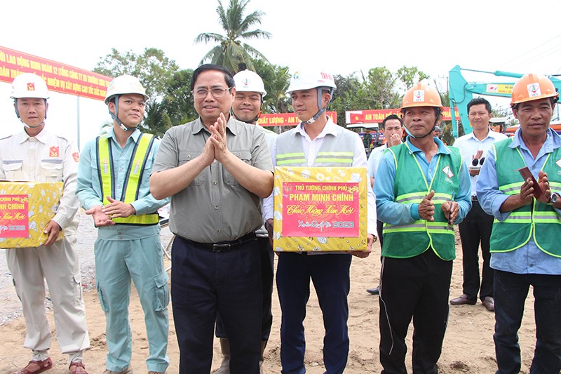 Thủ tướng Chính phủ Phạm Minh Chính tặng quà cho các đơn vị thi công.