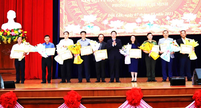 Bí thư Tỉnh ủy Đắk Lắk Nguyễn Đình Trung trao tặng Bằng khen của Ban Thường vụ Tỉnh ủy cho 9 tập thể có thành tích xuất sắc trong 20 năm thực hiện Nghị quyết số 23-NQ/TW của Ban Chấp hành Trung ương Đảng khóa IX.
