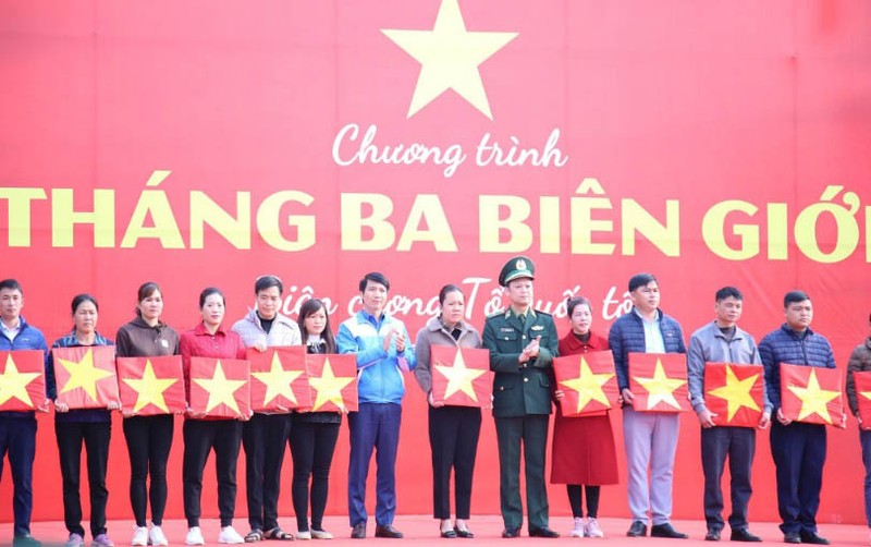 Đồng chí Nguyễn Ngọc Lương (thứ 7 từ trái sang) trao cờ Tổ quốc tặng đại diện người dân khu vực biên giới tại tỉnh Lạng Sơn.