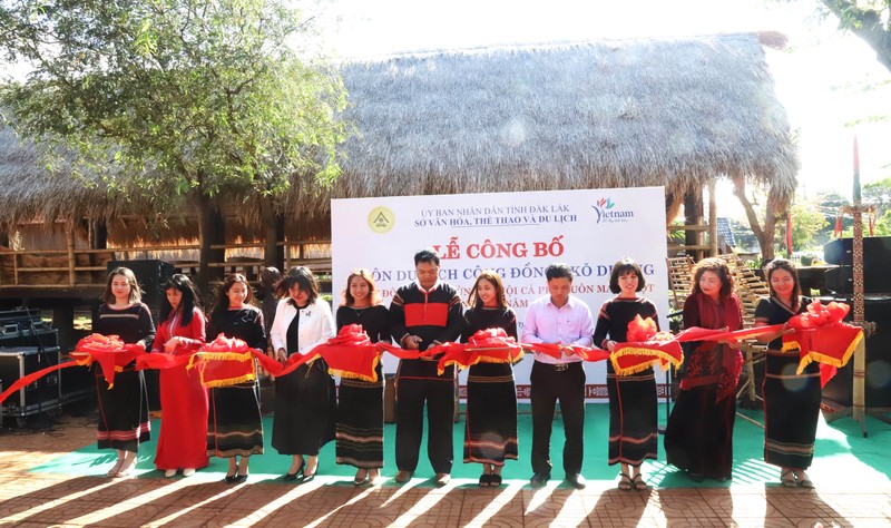 Lãnh đạo Ủy ban nhân dân tỉnh Đắk Lắk, Sở Văn hóa-Thể thao và Du lịch cùng các đại biểu cắt băng công bố Buôn du lịch cộng đồng Akŏ Dhông.
