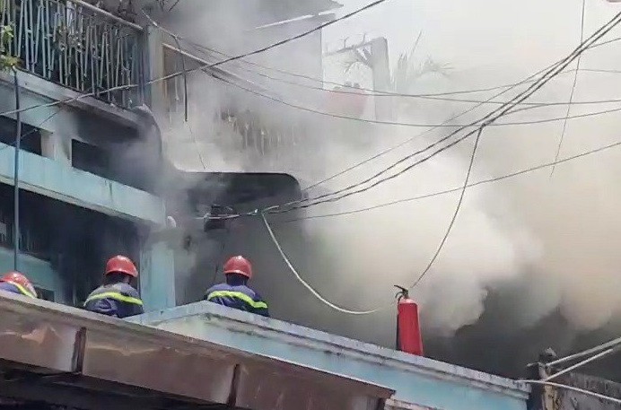 Hiện trường bên ngoài căn nhà bị cháy.
