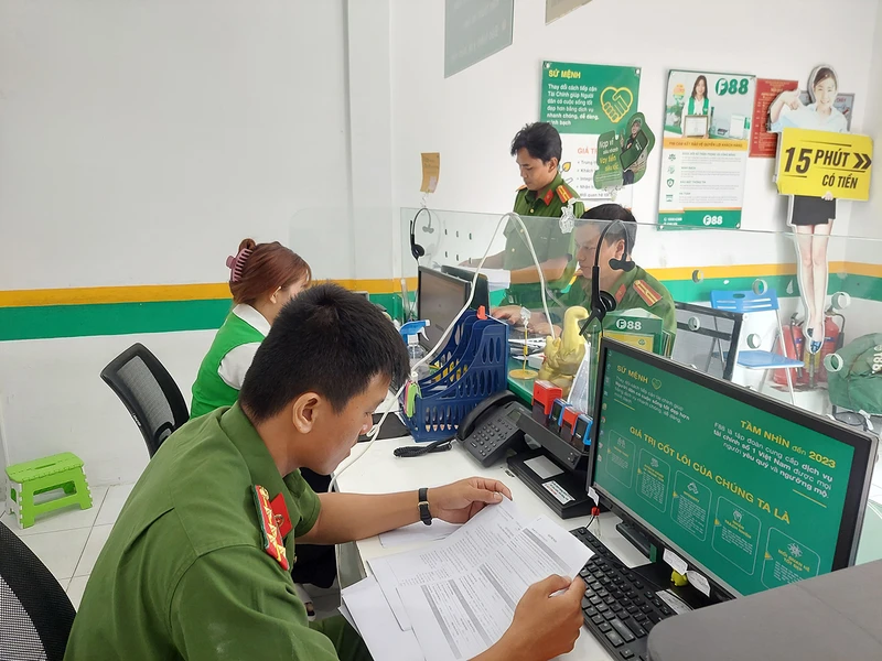 Lực lượng Công an kiểm tra phòng giao dịch của Công ty F88 tại phường 2, thành phố Cao Lãnh.