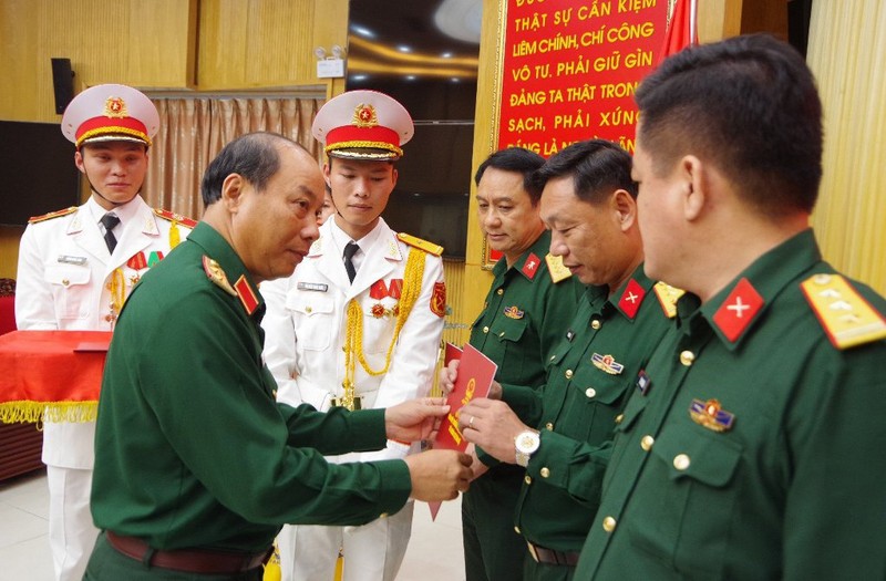 Thượng tá Phan Thắng nhận quyết định bổ nhiệm giữ chức Chỉ huy trưởng Bộ Chỉ huy Quân sự tỉnh Thừa Thiên Huế. (Anh: Mạnh Hùng)