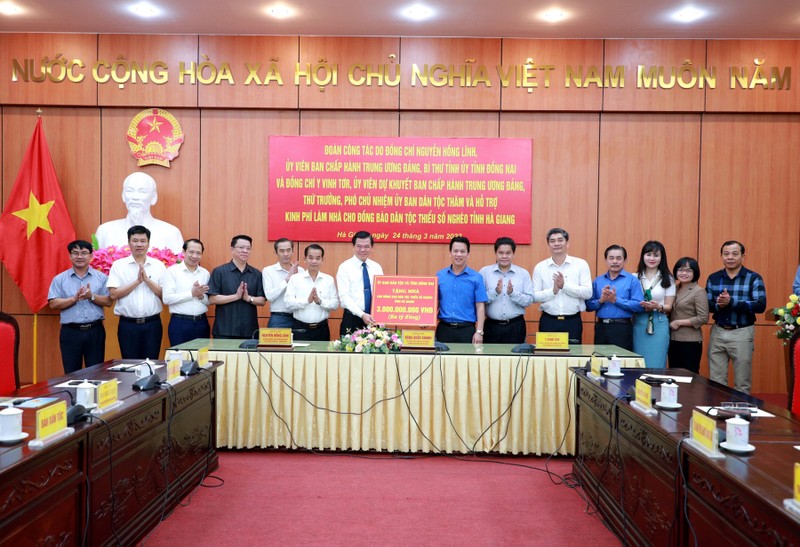 Đồng chí Nguyễn Hồng Lĩnh trao bảng hỗ trợ kinh phí làm nhà ở đồng bào dân tộc thiểu số nghèo cho lãnh đạo tỉnh Hà Giang.