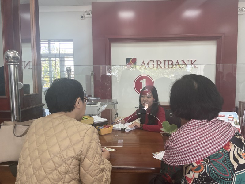 Giao dịch khách hàng tại chi nhánh ngân hàng Agribank.