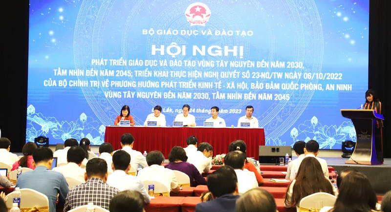 Bộ trưởng Bộ Giáo dục và Đào tạo Nguyễn Kim Sơn và các đại chủ trì hội nghị.
