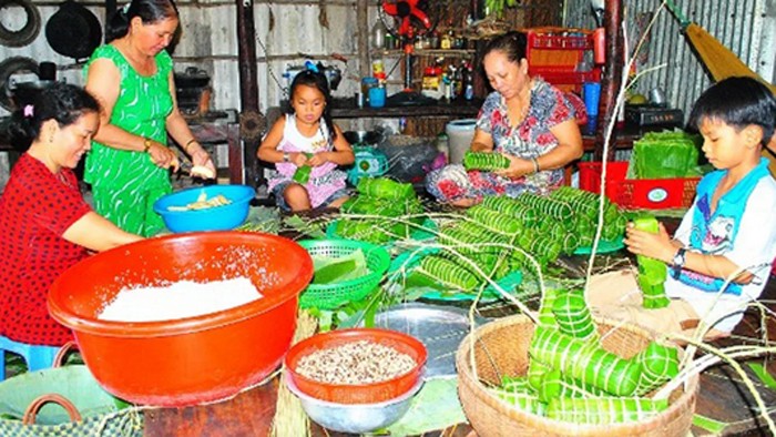 Đồng bào Khmer làm bánh chuẩn bị đón Tết Chôl Chnăm Thmây. (Ảnh: HỮU TÙNG) 