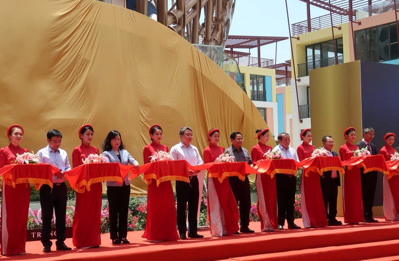 Thủ tướng Phạm Minh Chính cắt băng khánh thành Nhà hát “Đó”.