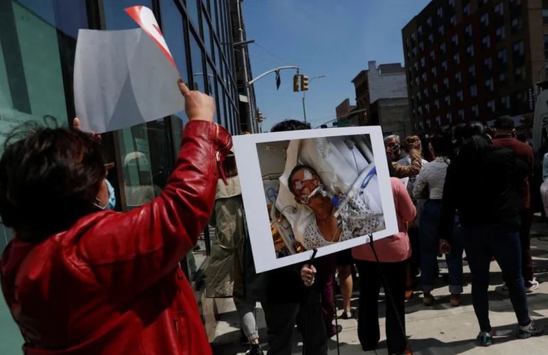 Những người phản đối nạn phân biệt chủng tộc mang bức ảnh của ông Yao Pan Ma trong tình trạng nguy kịch sau khi bị hành hung ngày 23/4/202, tại khu Harlem của Manhattan, trong một cuộc họp báo ở thành phố New York. (Nguồn: Yahoo News)