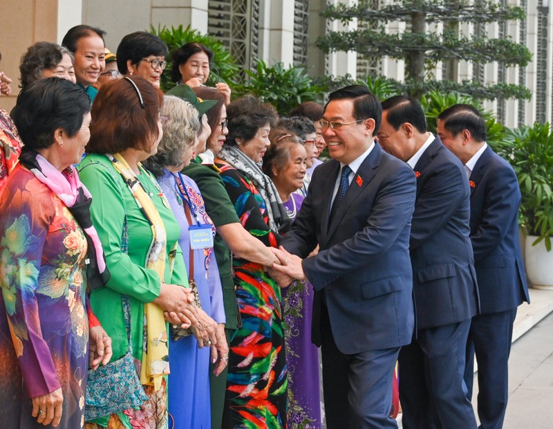 Chủ tịch Quốc hội Vương Đình Huệ với các đại biểu tại buổi gặp mặt.