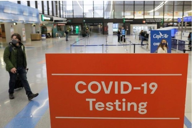 Một tấm biển quảng cáo xét nghiệm COVID-19 tại Sân bay Quốc tế Logan ở Boston, Massachusetts, Mỹ ngày 22 tháng 11 năm 2021. (Nguồn: Reuters) 