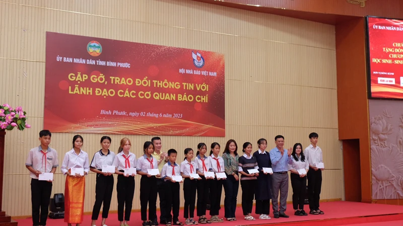 Ban tổ chức trao học bổng cho các em học sinh dân tộc thiểu số. 