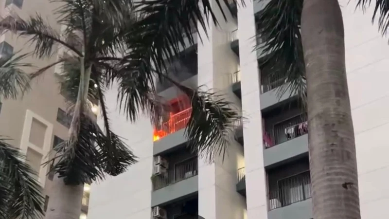 Cục nóng máy điều hoà ở tầng 6 của một chung cư ở phường Đông Hoà, thành phố Dĩ An bị cháy.