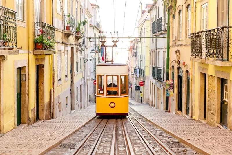 Tàu điện ở Lisbon. Ảnh: ALEXANDER SPATARI/GETTY