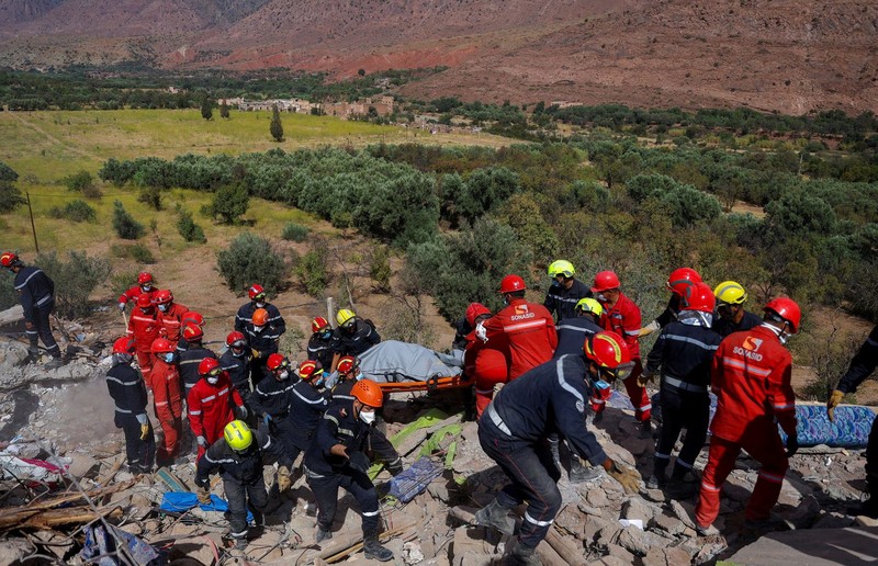 Các nhân viên cứu hộ đang tìm kiếm người mất tích. Ảnh: Reuters.