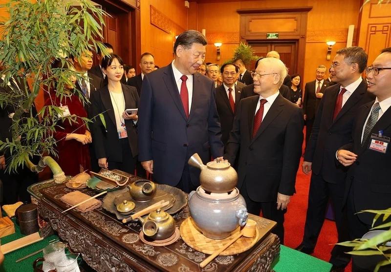 Tổng Bí thư Nguyễn Phú Trọng và Tổng Bí thư, Chủ tịch Trung Quốc Tập Cận Bình nghe giới thiệu về trà. 