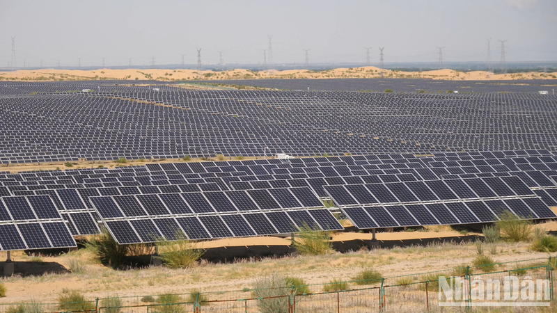Một góc dự án năng lượng điện mặt trời Dalate ở sa mạc Kubuqi, khu tự trị Nội Mông, Trung Quốc. (Ảnh: HỒ QUÂN)