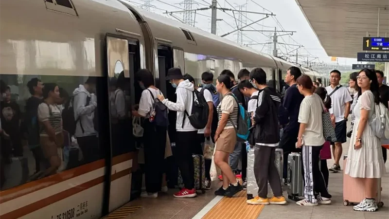 Hành khách lên tàu cao tốc ở ga Songjiangnan, Thượng Hải. (Ảnh: Tengxun)