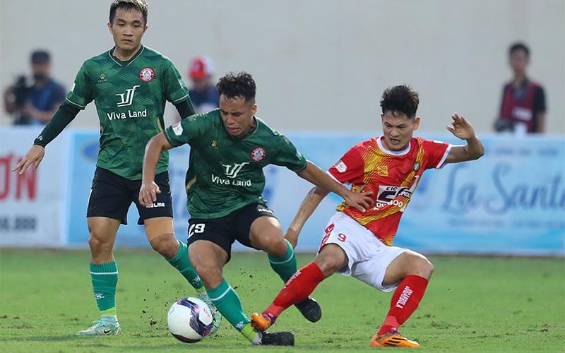 Đội khách Thành phố Hồ Chí Minh (áo xanh) thắng Đông Á Thanh Hóa 2-1. (Ảnh VPF)
