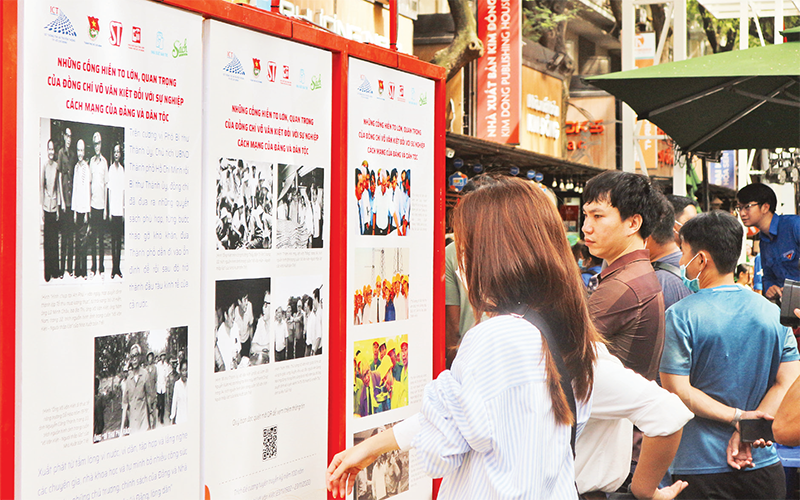 Các bạn trẻ tham quan triển lãm về Thủ tướng Võ Văn Kiệt tại Đường sách thành phố.